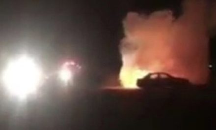 معارضون لقيادة النساء في السعودية يحرقون سيارة امرأة