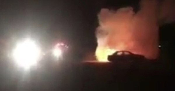 معارضون لقيادة النساء في السعودية يحرقون سيارة امرأة