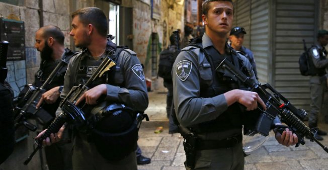 أ.ف.ب: اصابة ثلاثة اسرائيليين بجروح بالغة اثر تعرضهم للطعن بسكين في الضفة الغربية