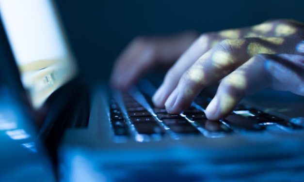 لجأ إلى ضابطة اسرائيلية لتأمين “فرصة عمل”!