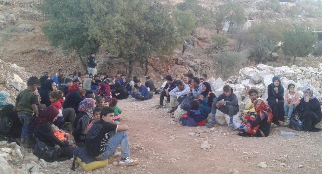 ضباط من المخابرات السورية يسهلون دخول مئات النازحين خلسة الى لبنان
