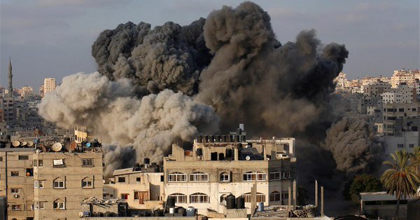 اسرائيل تستهدف مبنى في غزة