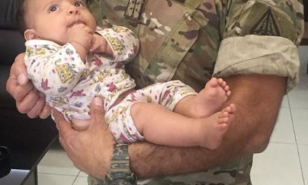 الجيش  ينقذ طفلة تركها المهربون في جبل الصويري