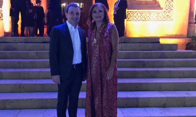 أبو فاعور على الدرج الذي أعلن عنه تأسيس دولة لبنان الكبير