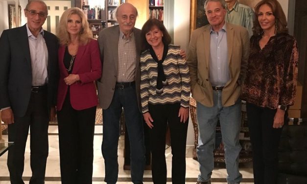 جنبلاط مغردا: ليس ألطف من اللقاء مع أحبة تتحاور معهم!