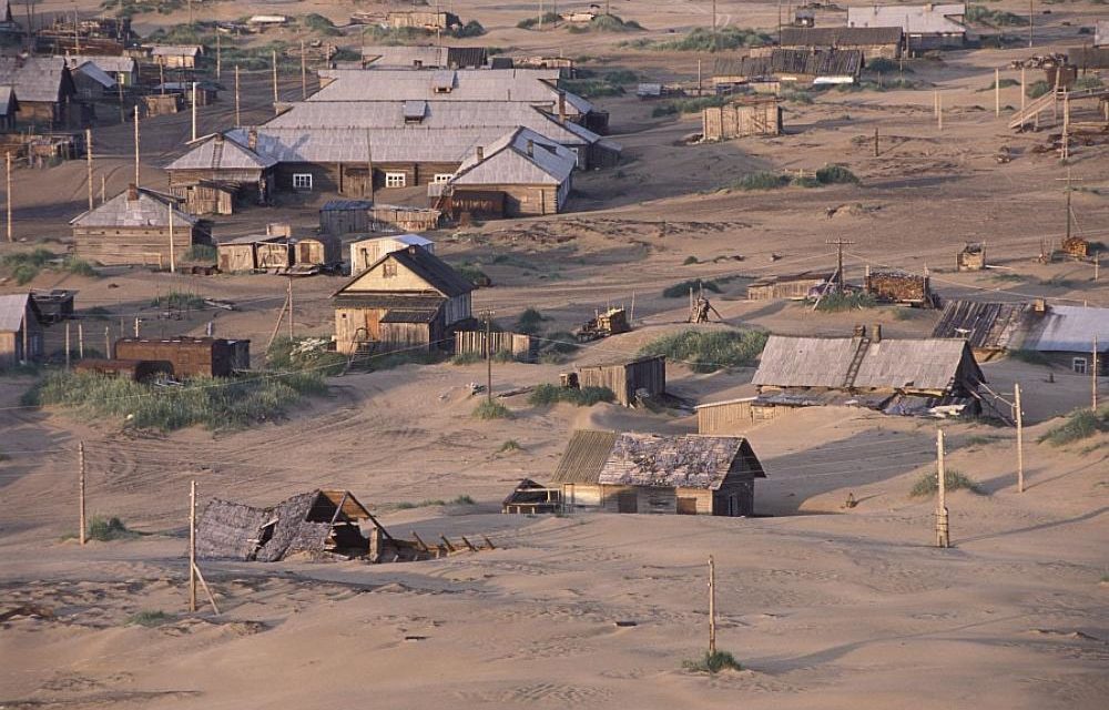 الرمال تغرق قرية روسية قطبية