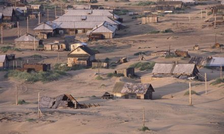 الرمال تغرق قرية روسية قطبية