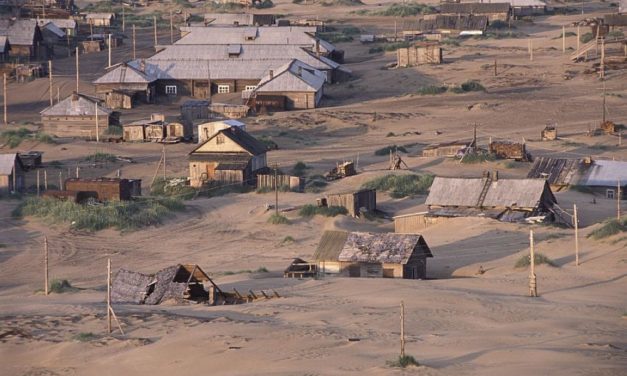 الرمال تغرق قرية روسية قطبية