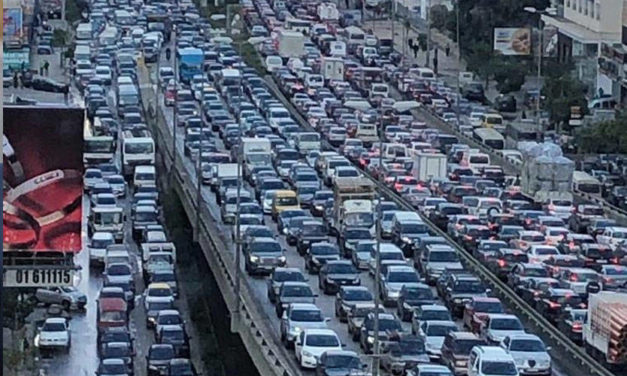زحمة سير خانقةفي بيروت وامرأة تضع مولودا في السيارة!
