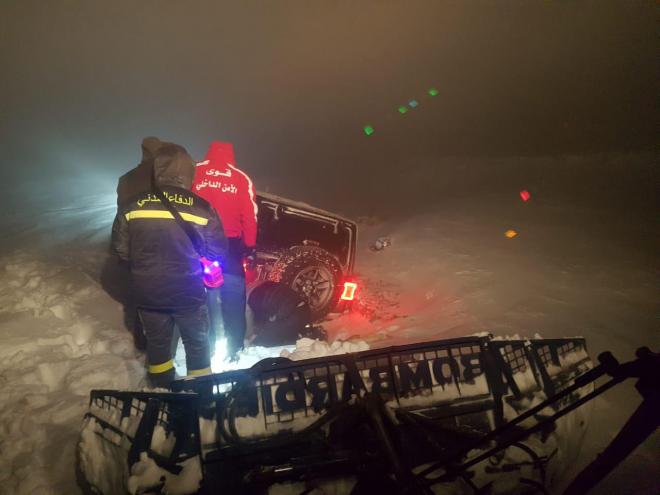إنقاذ 3 أشخاص علقوا في الثلوج على طريق صنين