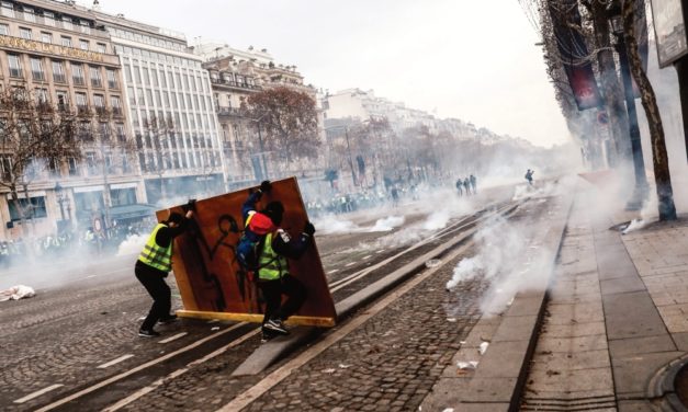 «السترات الصفر» تكبد فرنسا خسائر اقتصادية فادحة