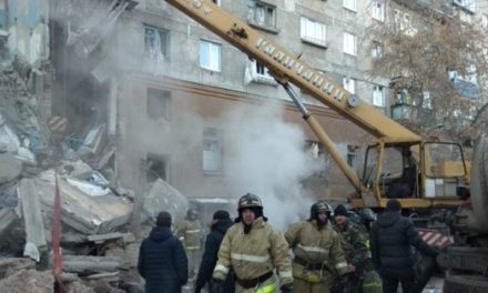 العثور على رضيع حياً تحت أنقاض مبنى انهار في روسيا