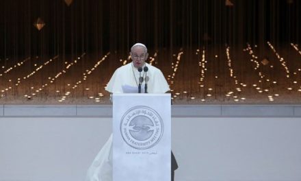 البابا فرنسيس يدعو من أبوظبي إلى حماية الحرية الدينية ووقف الحروب في المنطقة