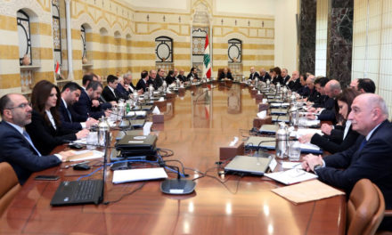 حكومة لبنان تلتئم بلا سلام ولا مصافحات بين الإشتراكي والديموقراطي