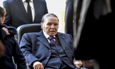 بوتفليقة يقدم أوراق ترشحه رسميا لإعادة انتخابه رئيسا للجزائر
