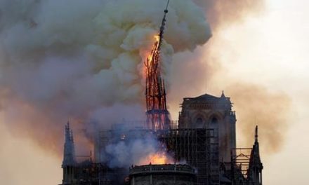 حريق هائل داخل كاتدرائية نوتردام في باريس وانهيار البرج التاريخي