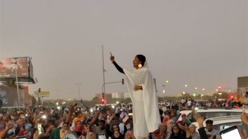 “أيقونة الثورة” في السودان… من هي؟