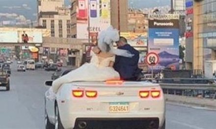 بالصورة: عروسان يشغلان اللبنانيين… و”انشالله تكمل الفرحة”