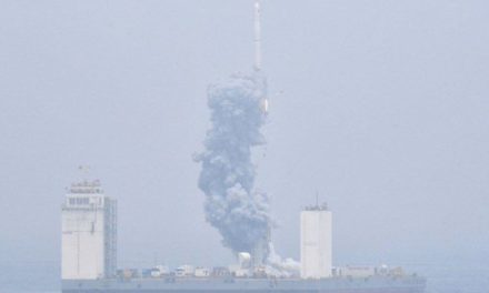 الصين تطلق للمرة الأولى صاروخاً فضائياً من البحر