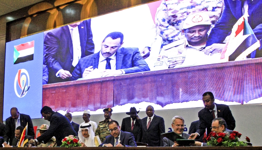 السودان يدخل مرحلة جديدة بعد توقيع اتفاق المرحلة الانتقالية