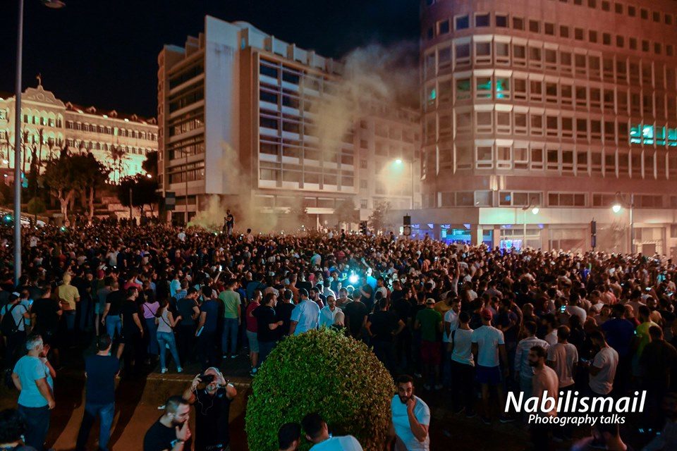 القطيعة  وقعت بين النظام واللبنانيين الانتفاضة ابتدأت.