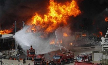 نداء للبنانيين وسط حريق المرفأ: أغلقوا منازلكم ورشوا المياه!