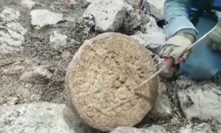 قرص حجري أثري يكشف عن أول شعب لعب كرة القدم