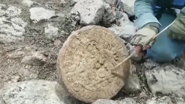 قرص حجري أثري يكشف عن أول شعب لعب كرة القدم