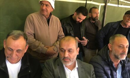 النائب ياسين يثير قضية تضرر مزارعي القمح والشعير مع المزارعين خلال مؤتمر صحافي
