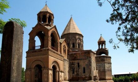 كتب نقولا أبو فيصل “كاتدرائية إتشميادزين Etchmiadzin Cathedral”!