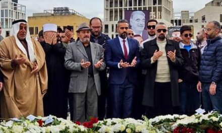 وفد من “الديمقراطي اللبناني” يضع إكليلاً من الزهر على ضريح الحريري