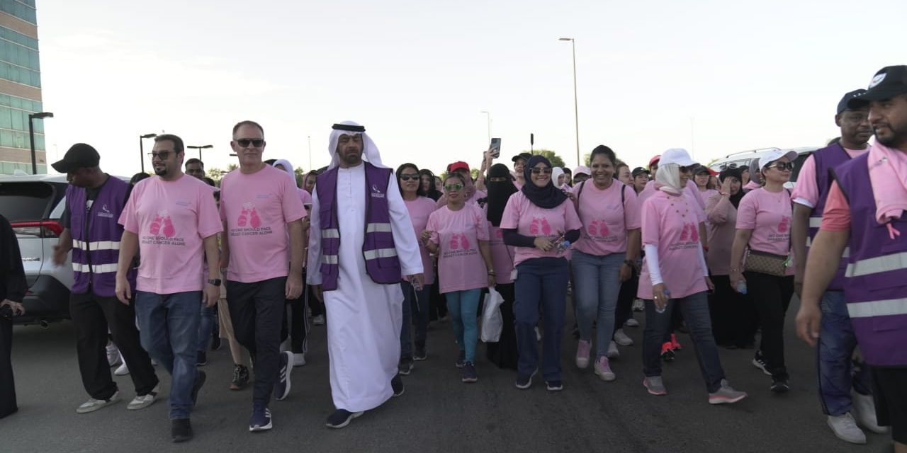 ميديكلينيك الجوهرة وجمعية الإمارات للسرطان يشاركان في مسيرة للتوعية بسرطان الثدي