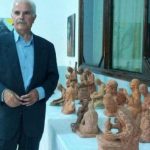 حوّل الطين إلى منحوتات وإبداع… عارف أبو لطيف يخلّد حكايا الوجوه ويرحل