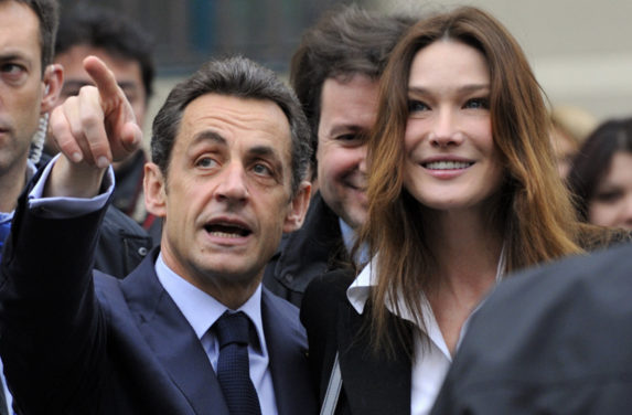 توقيف الطائرة التي تقل ساركوزي من بيروت… وهذا ما حصل معه