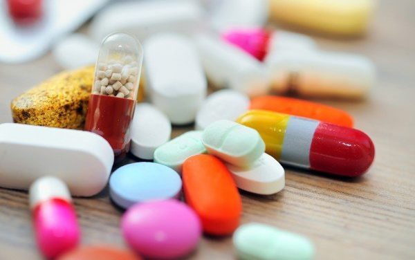 أدوية كورونا والفيتامينات مفقودة وتُباع في السوق السوداء