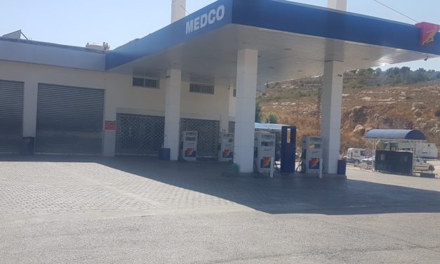 بورصة البنزين: عين على الدولار وعين على النفط