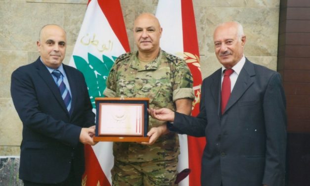 قائد الجيش العماد جوزاف عون يكرّم نقولا أبو فيصل في اليرزة