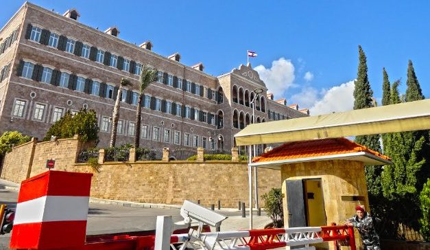 “الفراغ” يشلّ السلطة التنفيذية.. الأسوأ يقترب باقتراب وقف الدعم دون بدائل