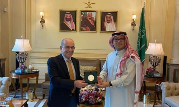 السفير وليد البخاري استقبل رئيس بلدية المرج منور الجراح وسلمه درعا تكريميا