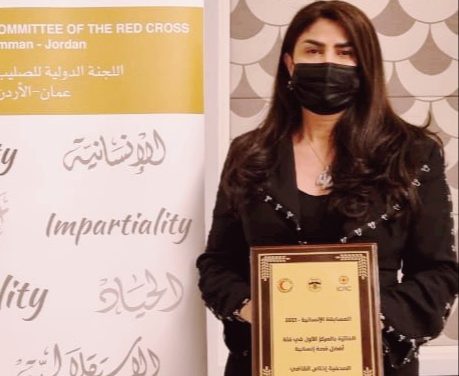 الإنسانية تلتقطها صورا وترويها كلمات… المركز الأول للزميلة إخلاص القاضي وانجاز جديد في سجلها الصحافي