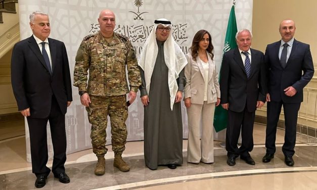 السفيرُ السعودي وليد البخاري يقيم إفطاراً في دارته على شرف المسؤولينَ الأمنيين حاليين وسابقين