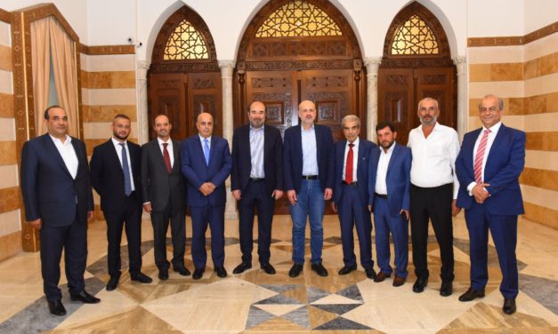 مولوي استقبل ووفدا صناعيا زراعيا من البقاع بحضور النائب عقيص وابو فيصل الازمة تتفاقم والاضرار هائلة..