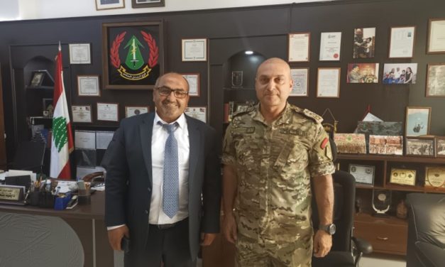 الحشيمي مهنئا قائد فوج التدخل السادس بعيد الجيش