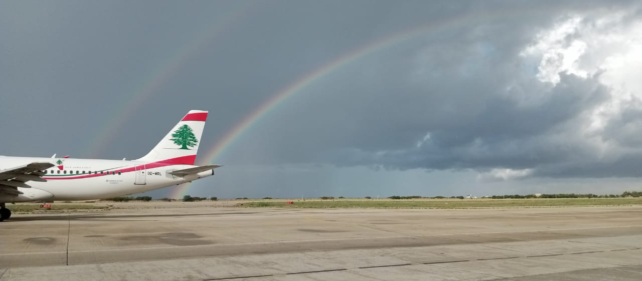 قوس قزح الحياة يبشر بلبنان الفرج مع إقلاع طائرة الميدل إيست من مطار رفيق الحريري الدولي 