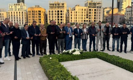 بعد سقوط نظام الأسد..سعيد ياسين ووفد من  المستقبل قرأوا الفاتحة على ضريح الرئيس  الحريري