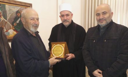 رئيس اللجنة الثقافية في المجلس المذهبي الشيخ وسام سليقا يقدم درعا تكريميا للمربي الأستاذ وهبي ابو فاعور