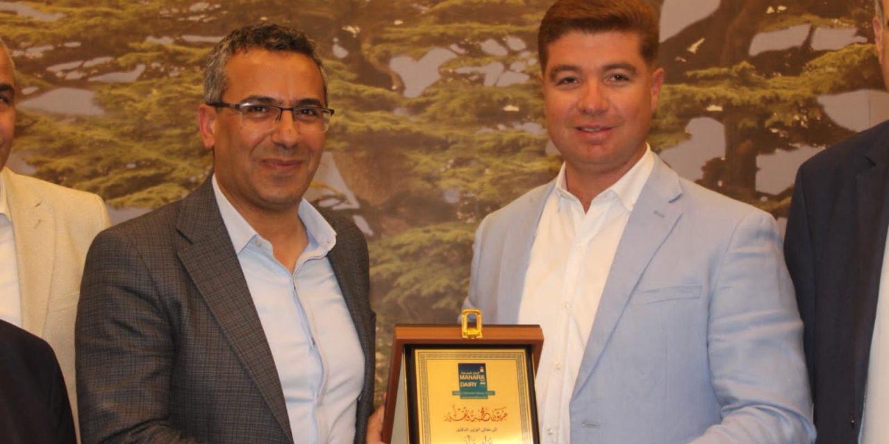 سعيد ابو غنيم يقدم درعا تكريميا لوزير الزراعة ويدعوه لزيارة شركة ألبان المنارة