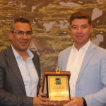 سعيد ابو غنيم يقدم درعا تكريميا لوزير الزراعة ويدعوه لزيارة شركة ألبان المنارة