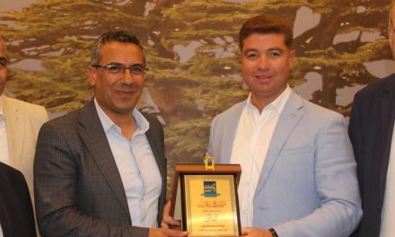 سعيد ابو غنيم يقدم درعا تكريميا لوزير الزراعة ويدعوه لزيارة شركة ألبان المنارة