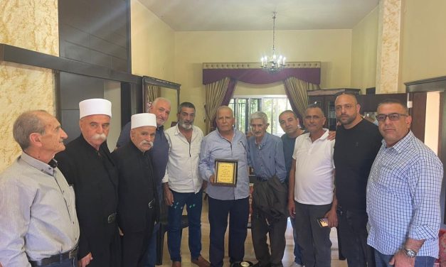 وفد من بلدة القرية في المتن الأعلى قدم درعا تكريميا لجمال حمد
